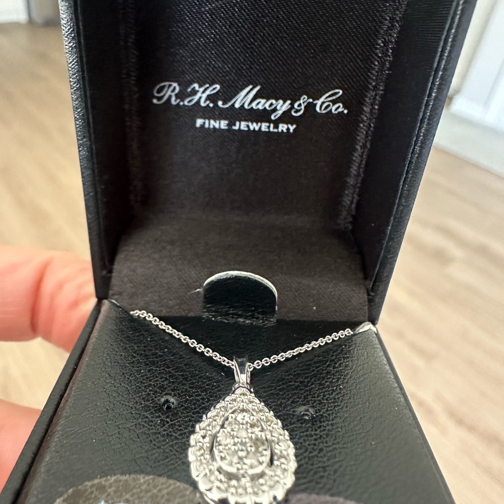 Sterling Silver Teardrop Pendant Necklace PERFECT MOTHERS DAY GIFT!!
